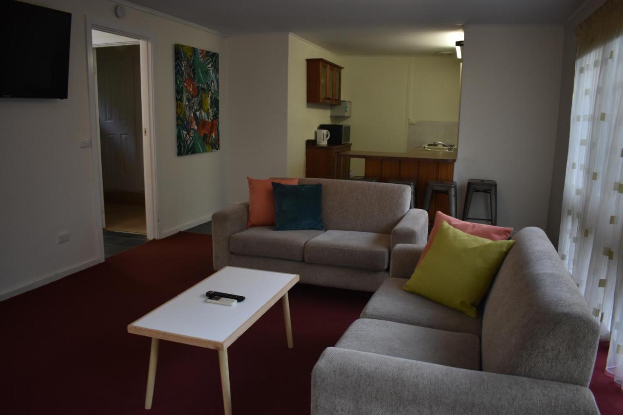 Sanctuary House Resort Motel Хилсвилл Экстерьер фото