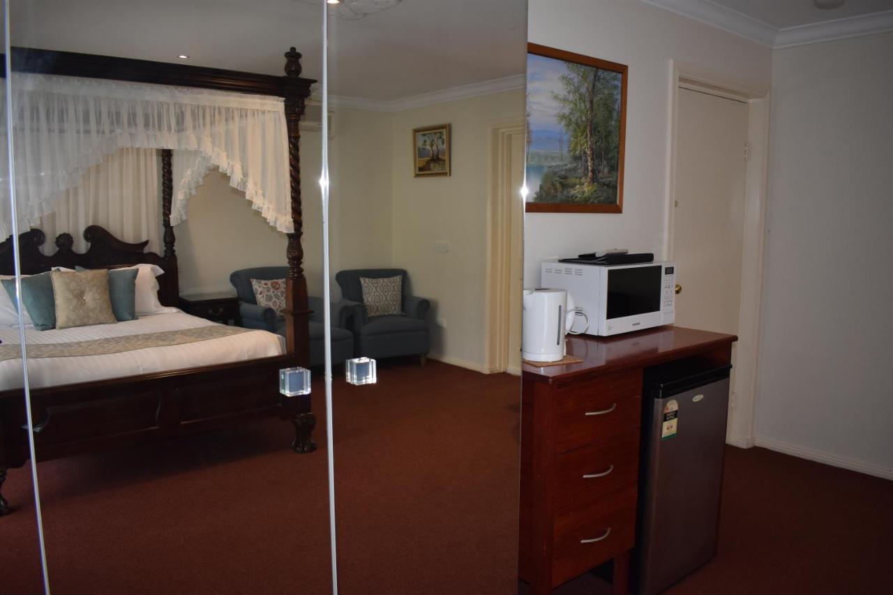 Sanctuary House Resort Motel Хилсвилл Экстерьер фото