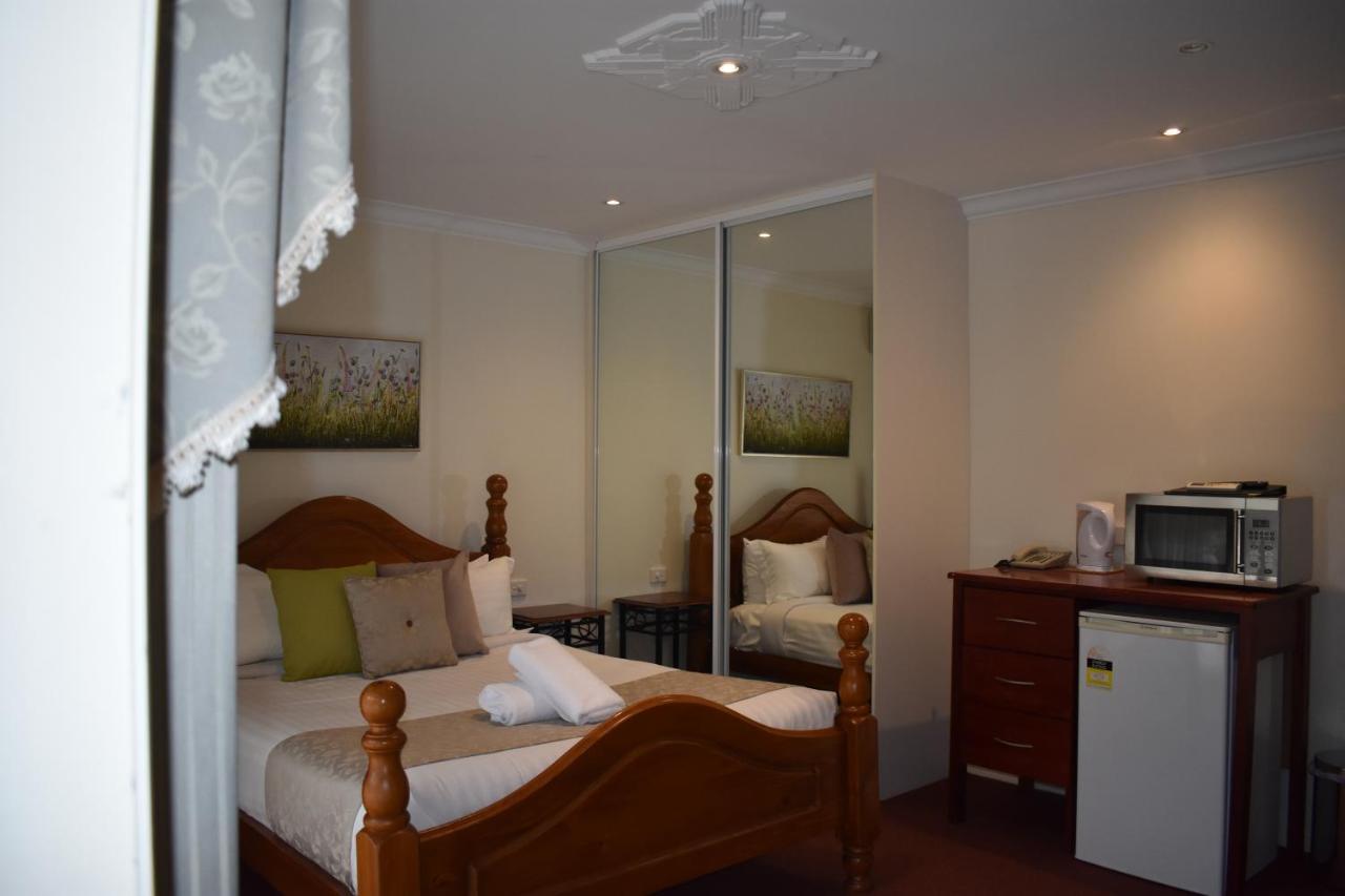 Sanctuary House Resort Motel Хилсвилл Экстерьер фото