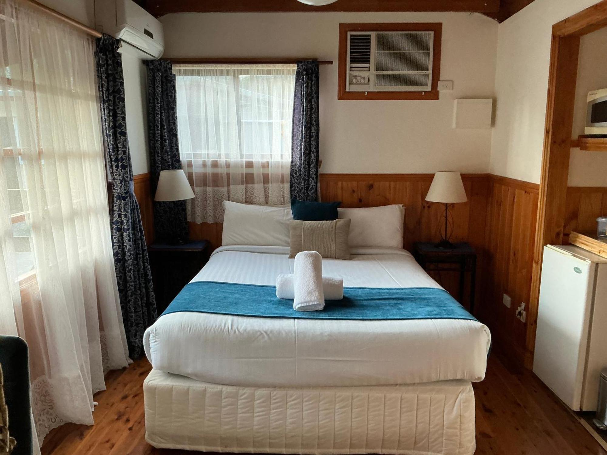 Sanctuary House Resort Motel Хилсвилл Экстерьер фото