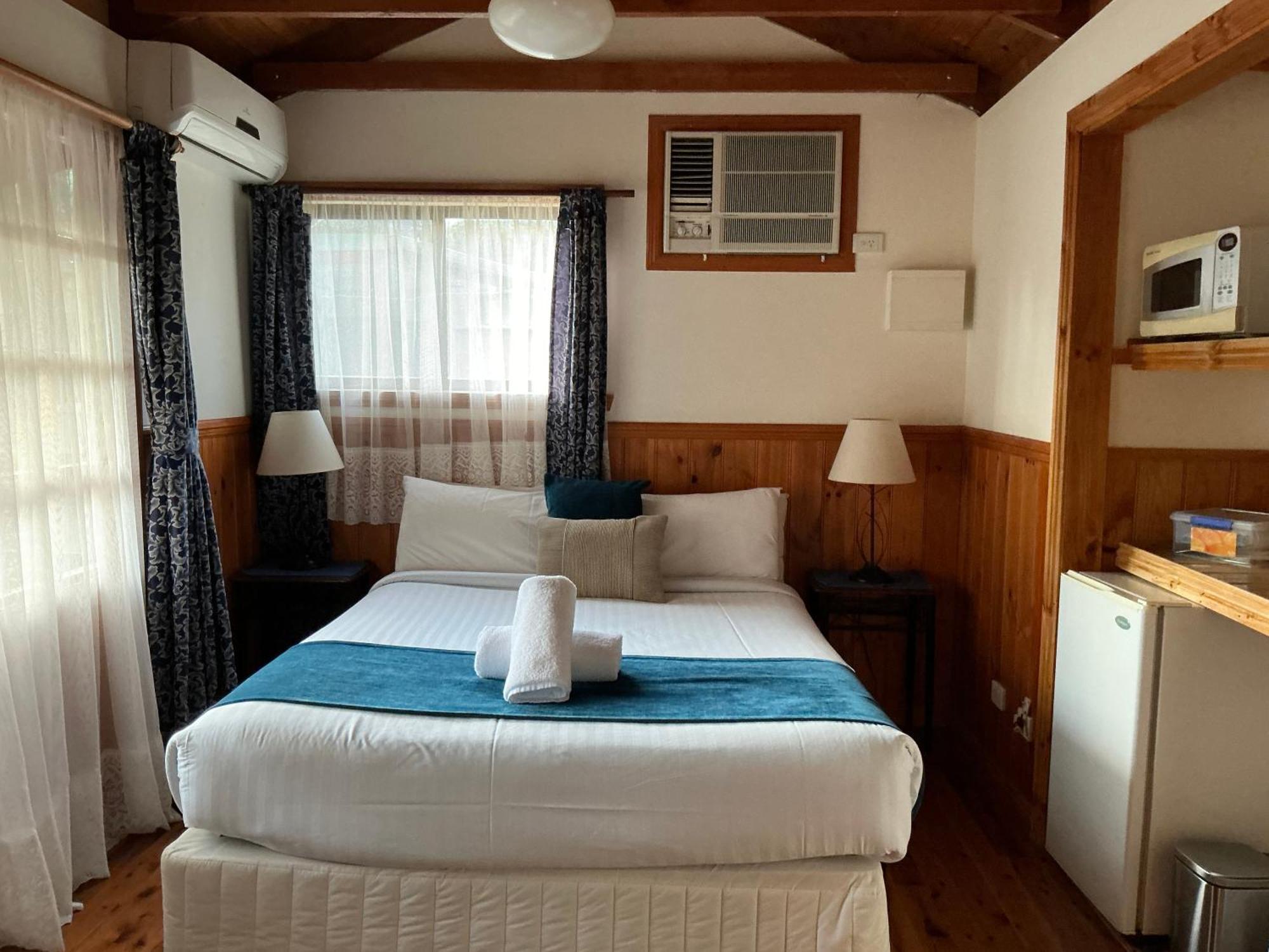 Sanctuary House Resort Motel Хилсвилл Экстерьер фото