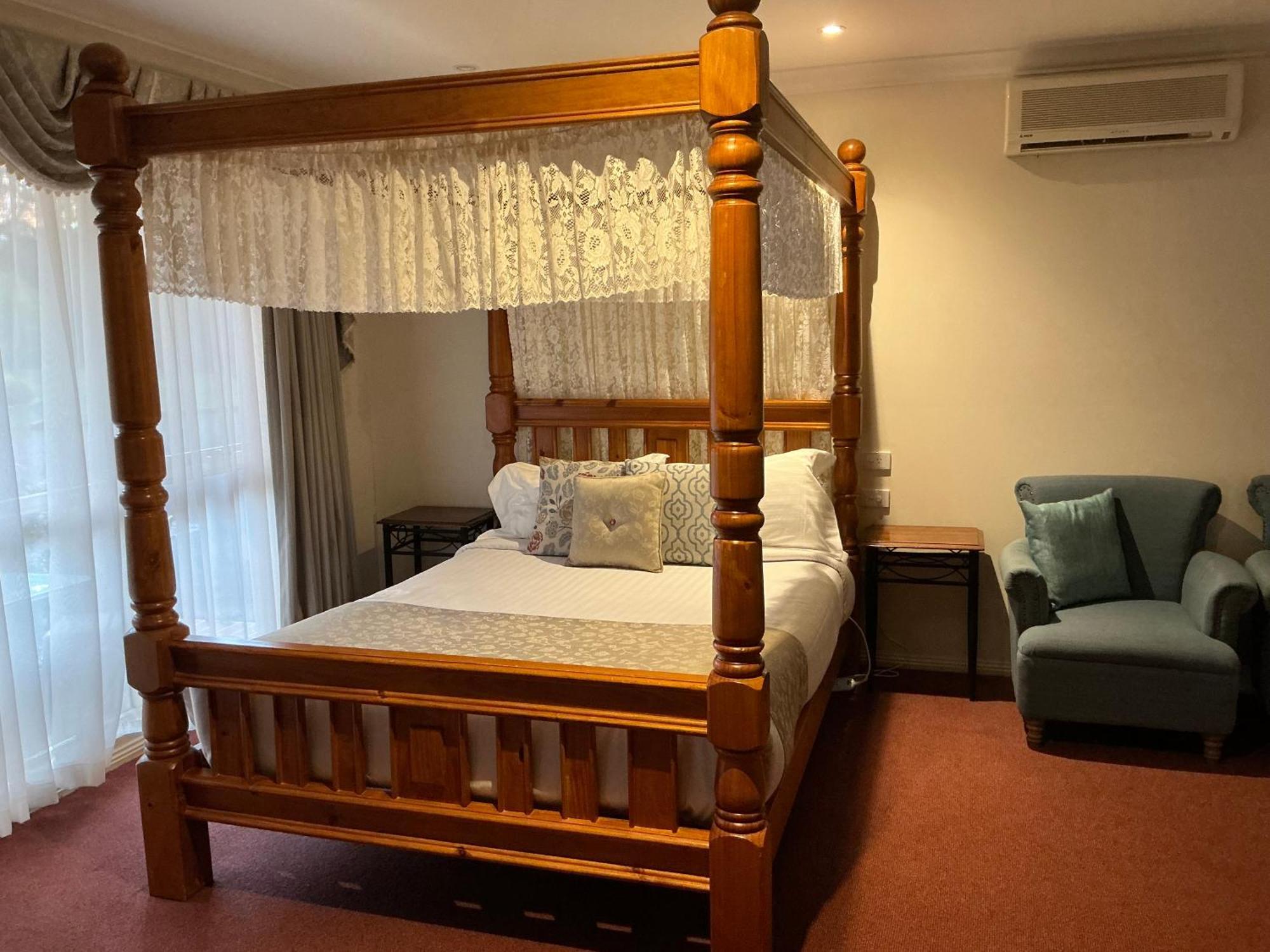 Sanctuary House Resort Motel Хилсвилл Экстерьер фото