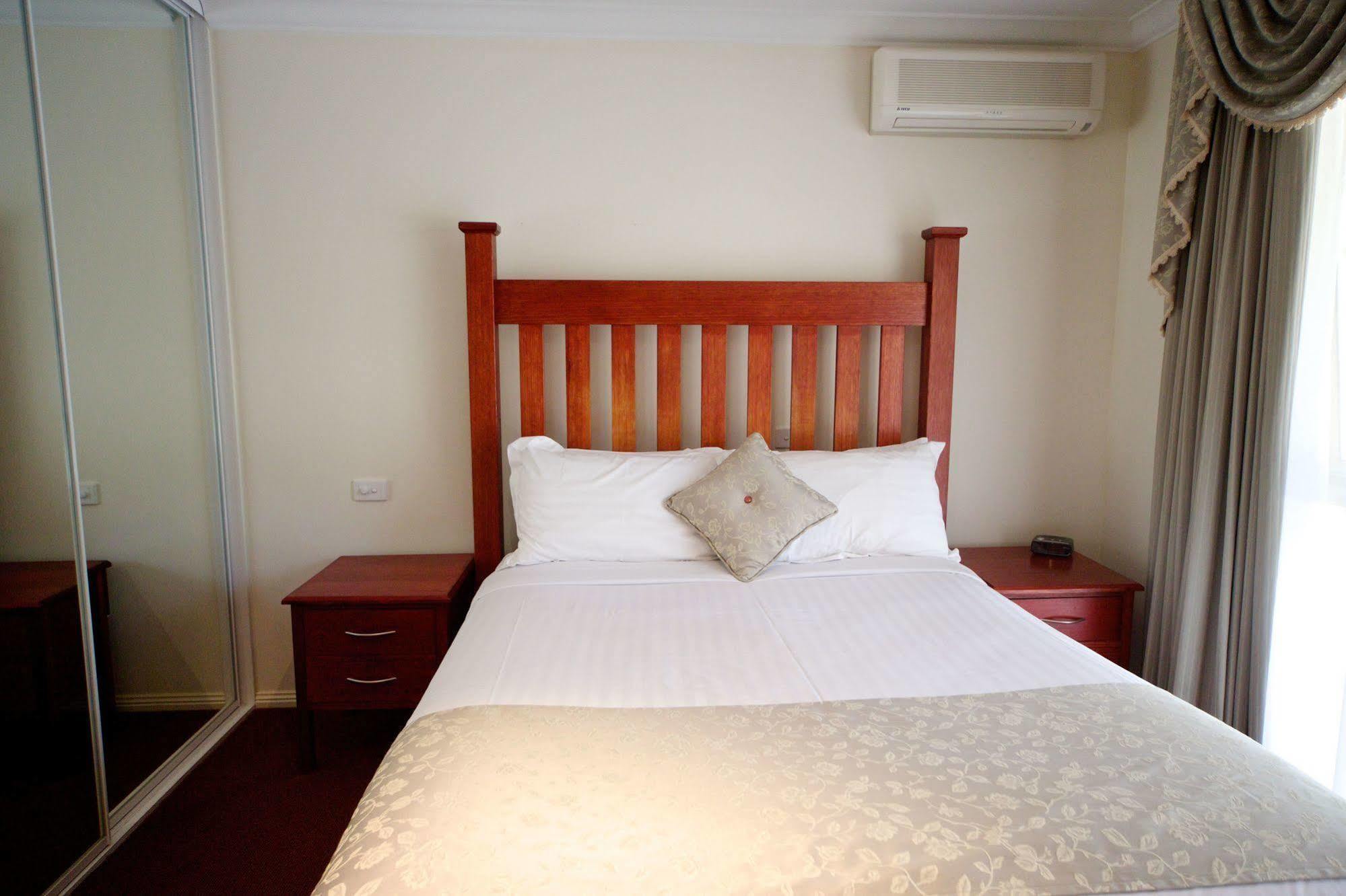 Sanctuary House Resort Motel Хилсвилл Экстерьер фото