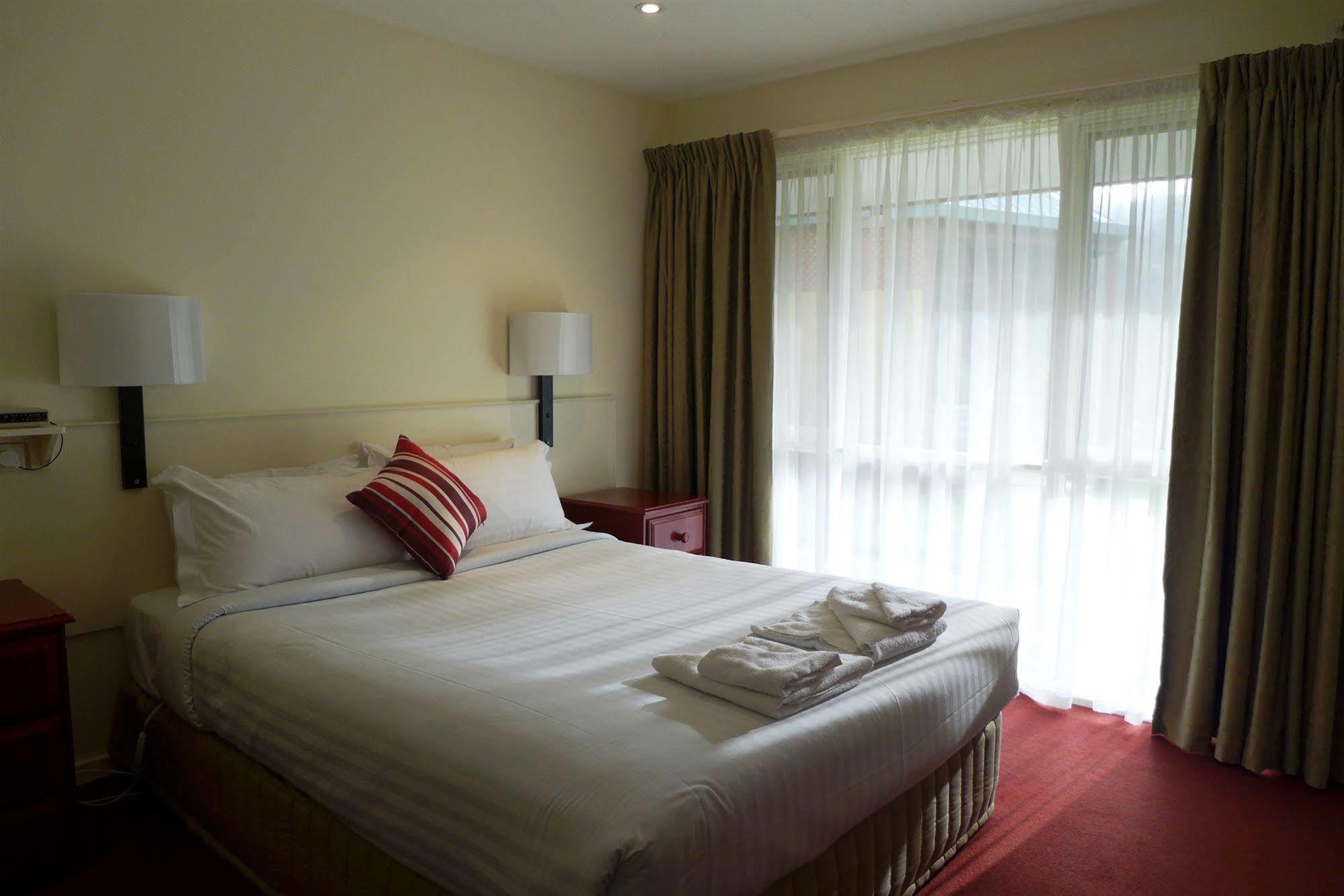 Sanctuary House Resort Motel Хилсвилл Экстерьер фото