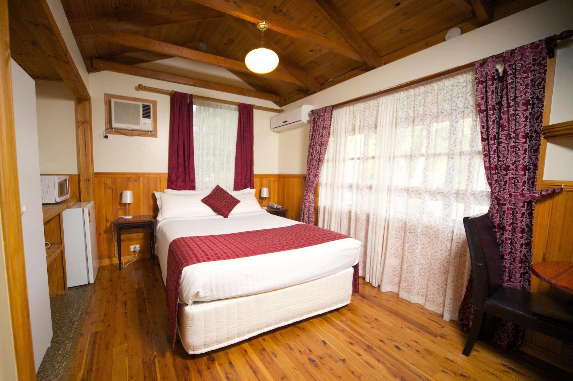 Sanctuary House Resort Motel Хилсвилл Экстерьер фото