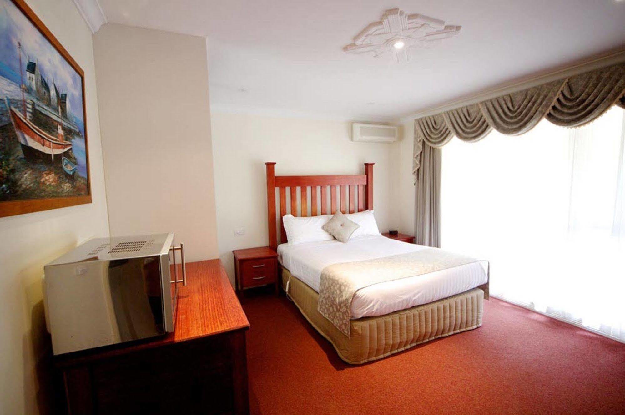 Sanctuary House Resort Motel Хилсвилл Экстерьер фото